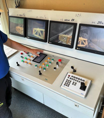 Fast docking control with side support arms